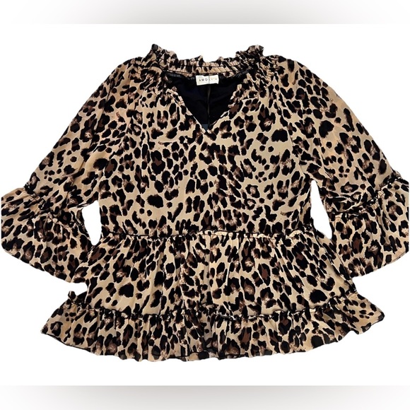 NWT Amoli leopard Print Top Blouse Size M Bell Sleeves And Bottom V-Neck - Picture 1 of 6